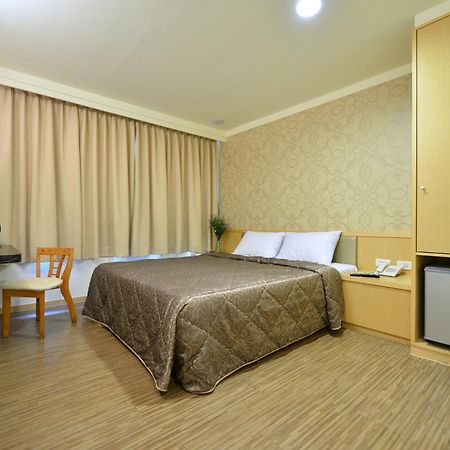 Ing Wang Hotel Тайнань Экстерьер фото